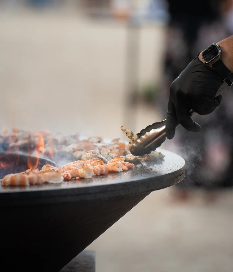 crevettes sur brasero - evenement avec traiteur à romans-sur-isère